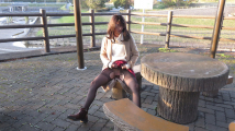 女装男子公園のベンチでパンチラ撮影
